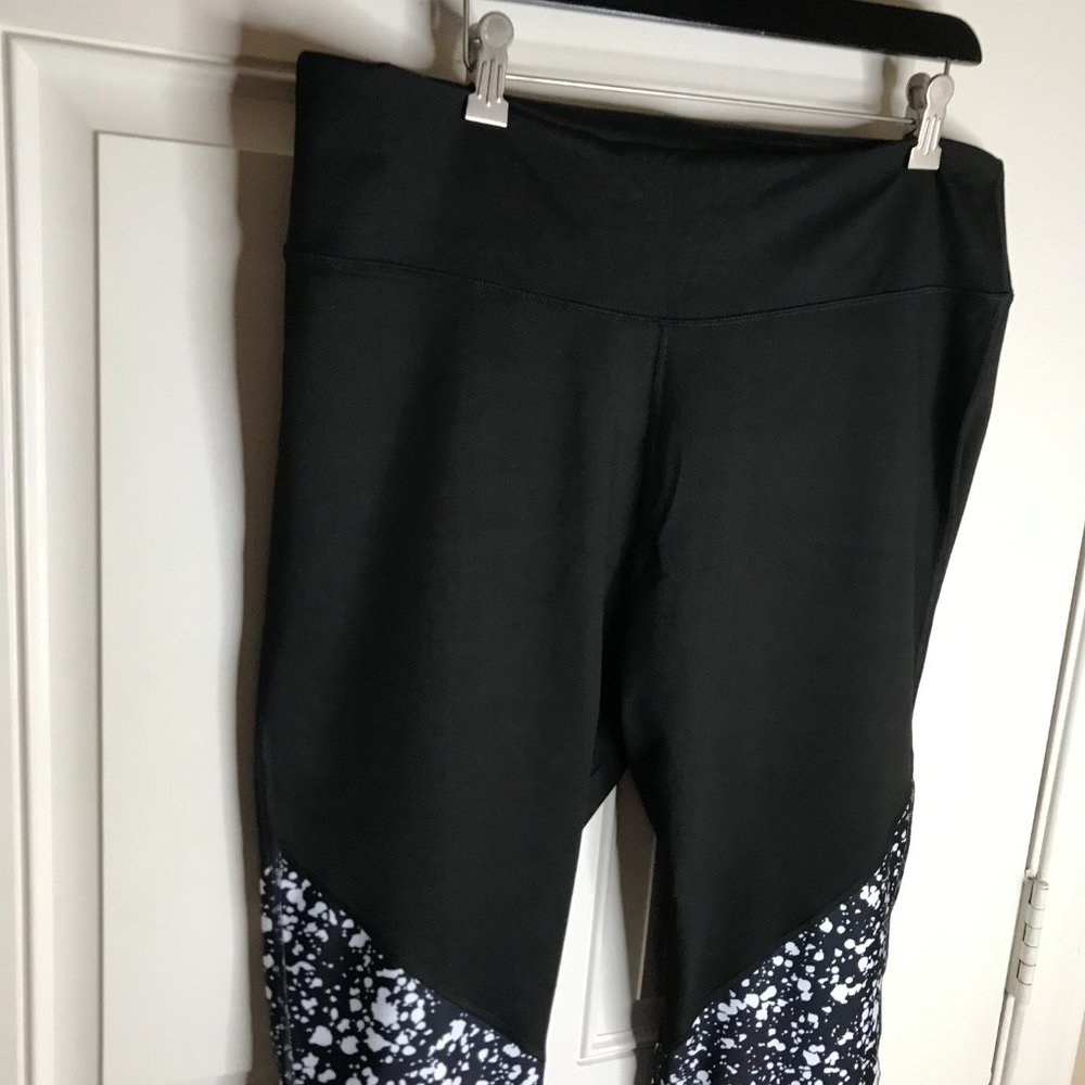 NWT Fabletics Women's Brogan Splatter Printed Leggings Black/White ~ Size 2X/20 - Picture 2 of 5
